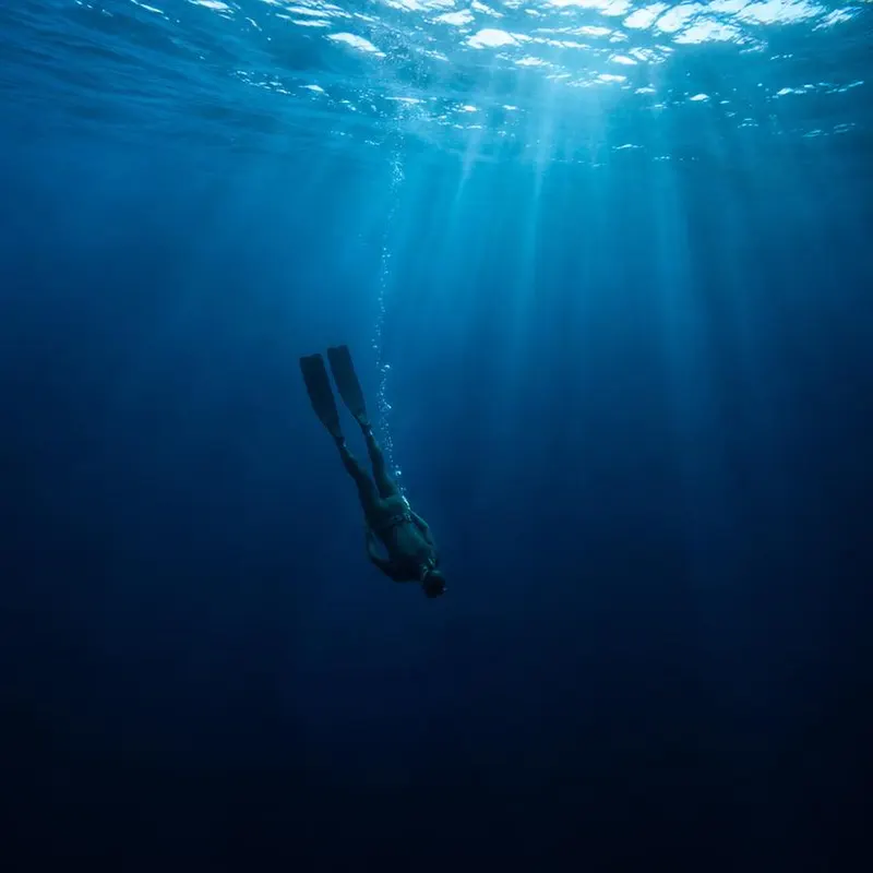 Persona che si tuffa sott'acqua